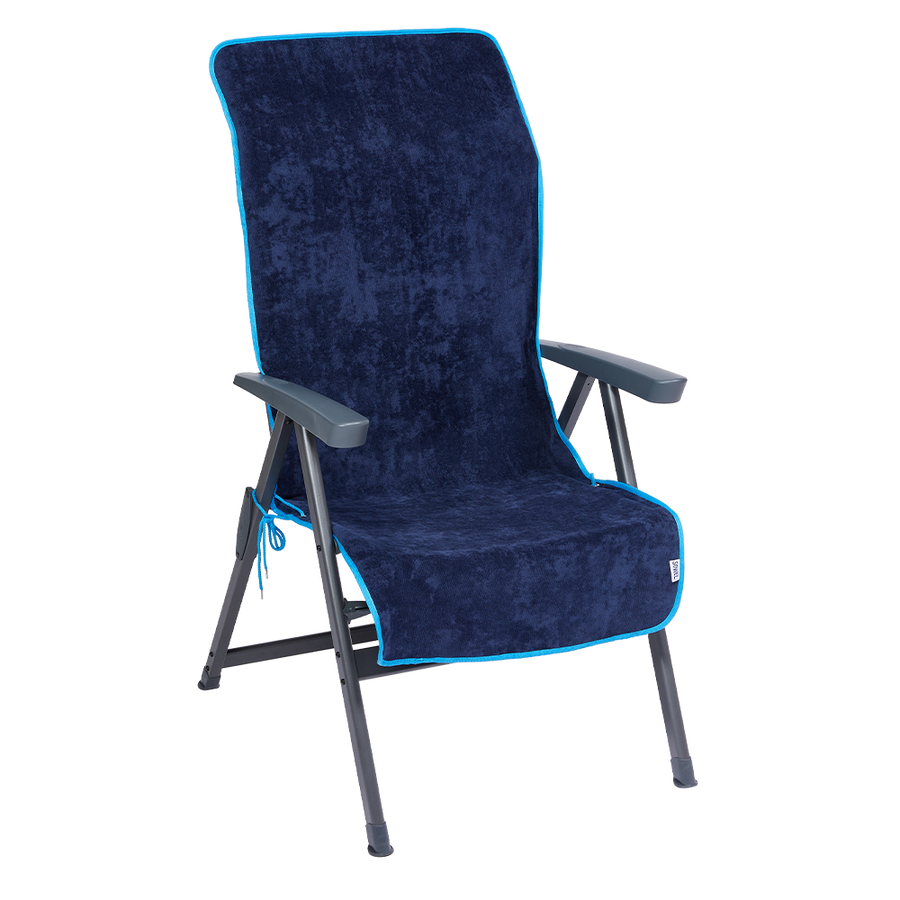 Handtuch für den Campingstuhl aus Bio-Baumwolle in Navy mit Blau – auf einem Campingstuhl
