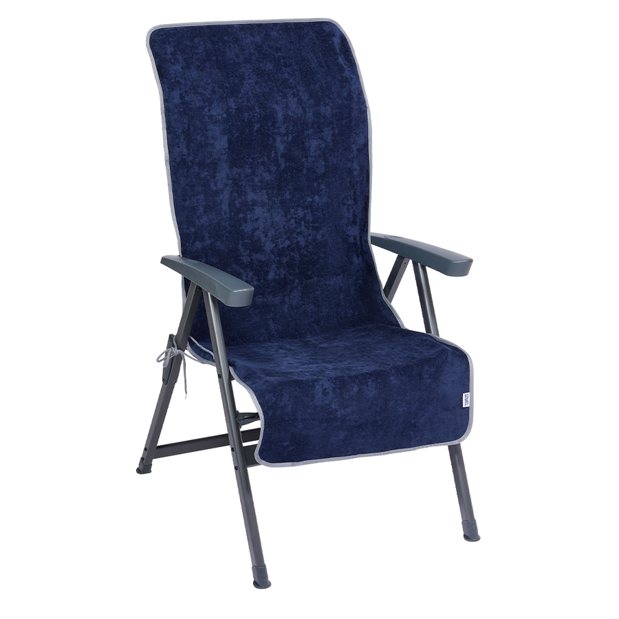 Handtuch für den Campingstuhl aus Bio-Baumwolle in Navy mit Grau – auf einem Campingstuhl