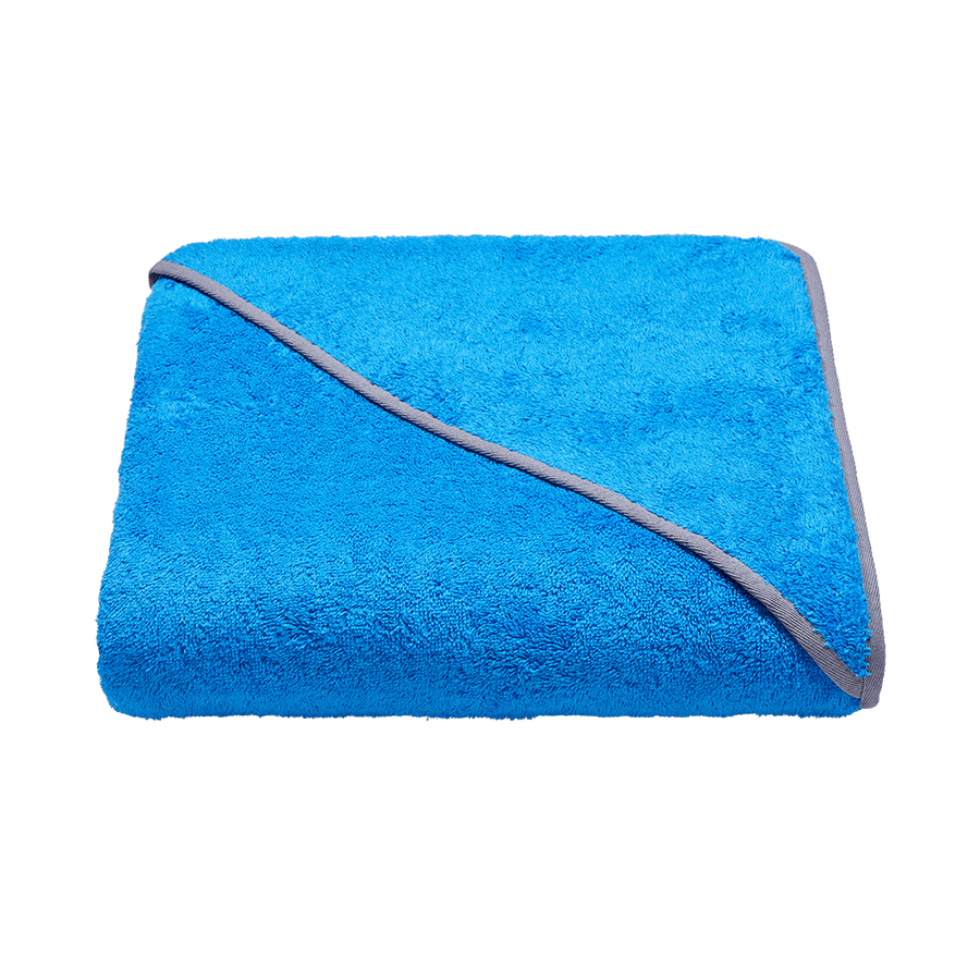 Kapuzenhandtuch 140x140 cm aus Bio-Baumwolle in Blau mit Grau – gefaltet mit Kapuze