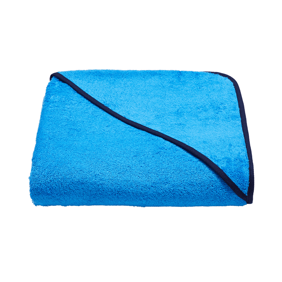 Kapuzenhandtuch 140x140 cm aus Bio-Baumwolle in Blau mit Navy – gefaltet mit Kapuze