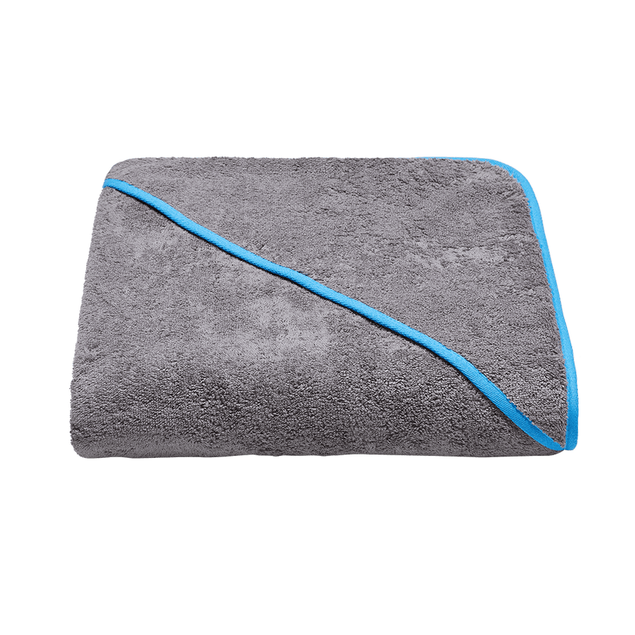 Kapuzenhandtuch 140x140 cm aus Bio-Baumwolle in Grau mit Blau – gefaltet mit Kapuze