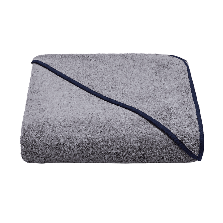 Kapuzenhandtuch 140x140 cm aus Bio-Baumwolle in Grau mit Navy – gefaltet mit Kapuze