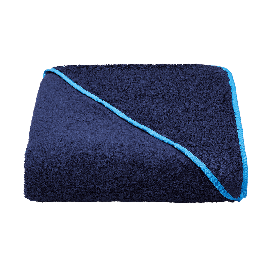 Kapuzenhandtuch 140x140 cm aus Bio-Baumwolle in Navy mit Blau – gefaltet mit Kapuze