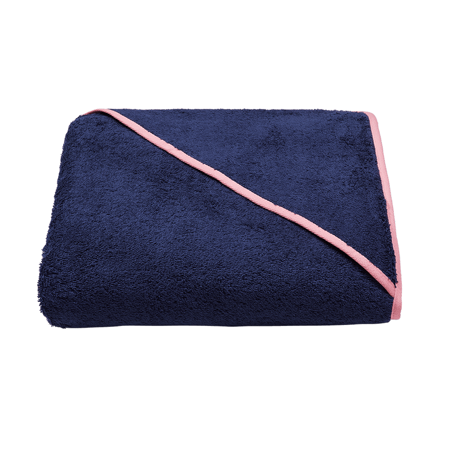 Kapuzenhandtuch 140x140 cm aus Bio-Baumwolle in Navy mit Rosa – gefaltet mit Kapuze