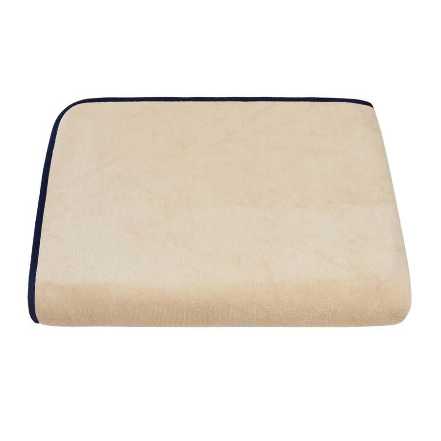 XXL-Strandtuch 160x200 cm aus Bio-Baumwolle in Sand mit Navy – ausgebreitet