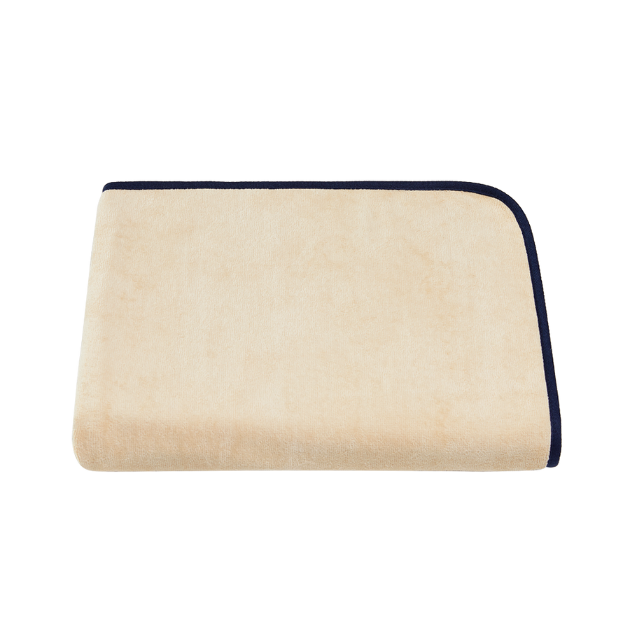 Sauna- und Strandtuch 80x220 cm aus Bio-Baumwolle in Sand mit Navy – ausgebreitet