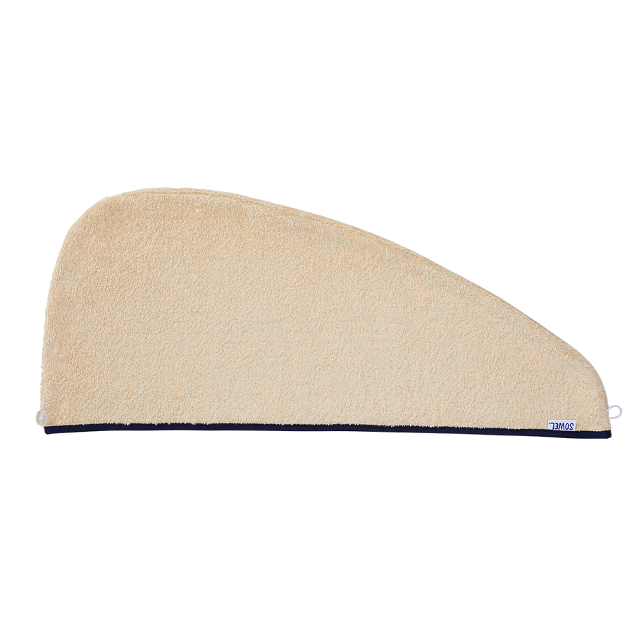 Haarturban mit Knopf aus Bio-Baumwolle in Sand mit Navy – flach liegend