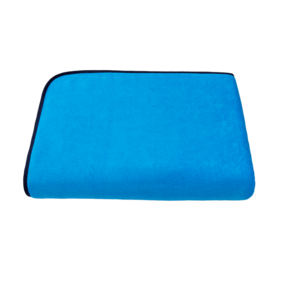XXL-Strandtuch 160x200 cm aus Bio-Baumwolle in Blau mit Navy – ausgebreitet