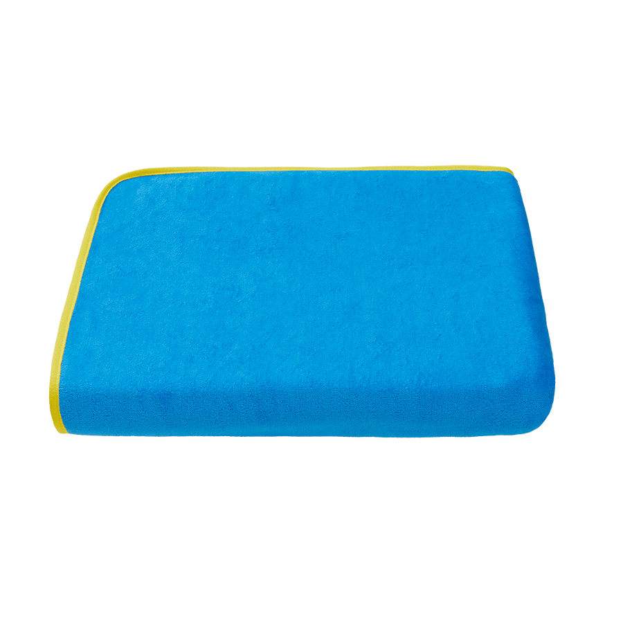 XXL-Strandtuch 160x200 cm aus Bio-Baumwolle in Blau mit Gelb – ausgebreitet