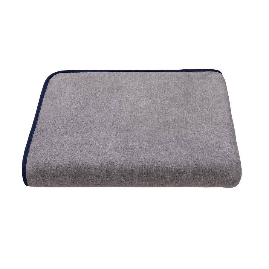 XXL-Strandtuch 160x200 cm aus Bio-Baumwolle in Grau mit Navy – ausgebreitet