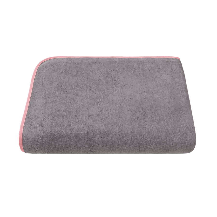 XXL-Strandtuch 160x200 cm aus Bio-Baumwolle in Grau mit Rosa – ausgebreitet
