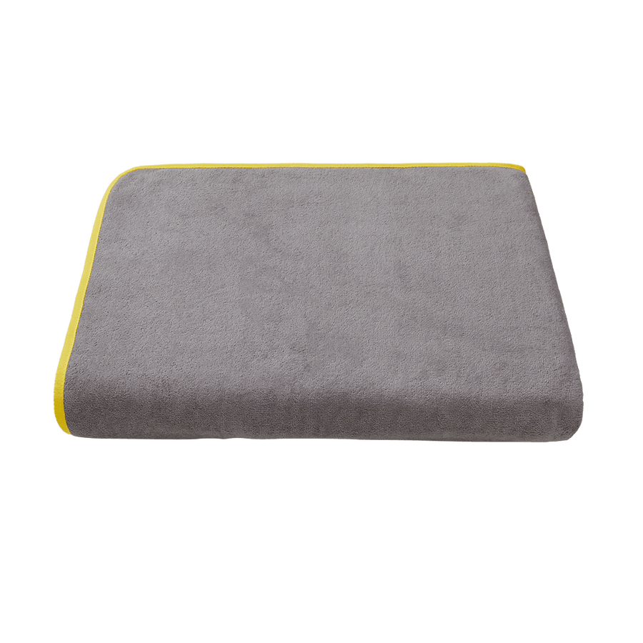 XXL-Strandtuch 160x200 cm aus Bio-Baumwolle in Grau mit Gelb – ausgebreitet