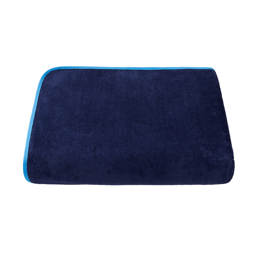 XXL-Strandtuch 160x200 cm aus Bio-Baumwolle in Navy mit Blau – ausgebreitet