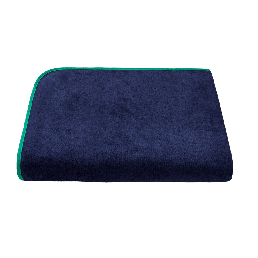 XXL-Strandtuch 160x200 cm aus Bio-Baumwolle in Navy mit Grün – ausgebreitet