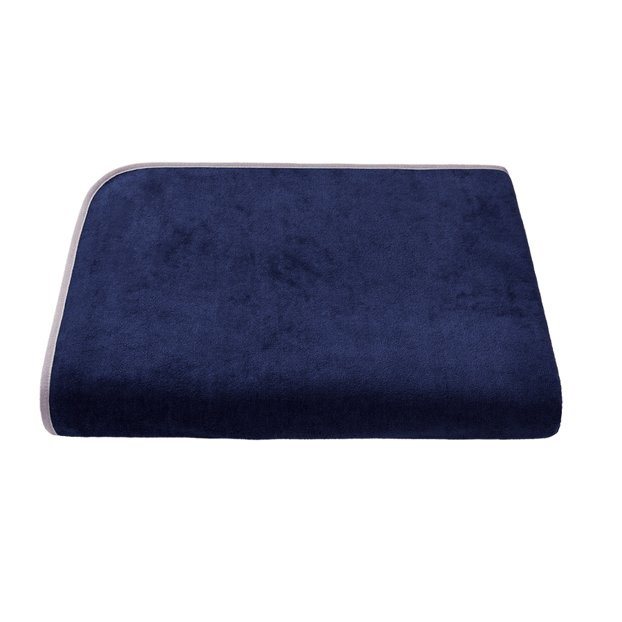XXL-Strandtuch 160x200 cm aus Bio-Baumwolle in Navy mit Grau – ausgebreitet
