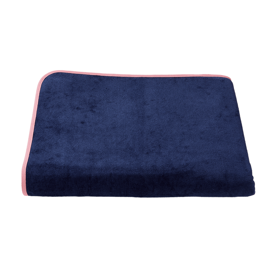 XXL-Strandtuch 160x200 cm aus Bio-Baumwolle in Navy mit Rosa – ausgebreitet