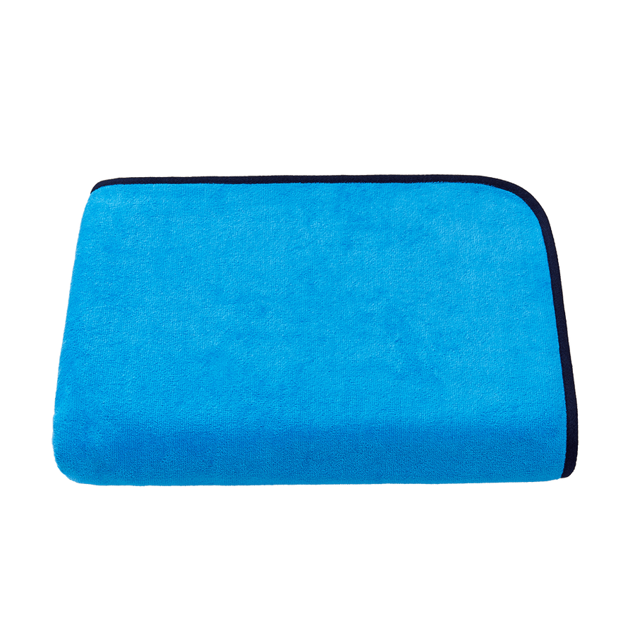 Sauna- und Strandtuch 80x220 cm aus Bio-Baumwolle in Blau mit Navy – ausgebreitet