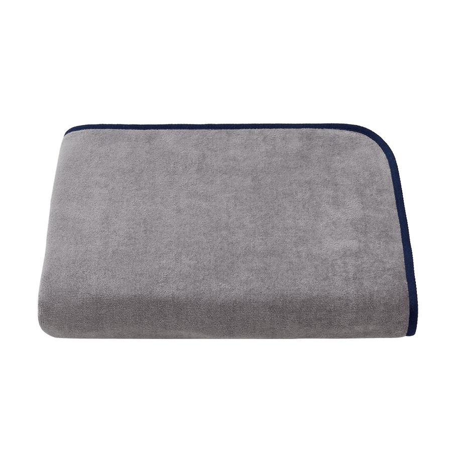 Sauna- und Strandtuch 80x220 cm aus Bio-Baumwolle in Grau mit Navy – ausgebreitet