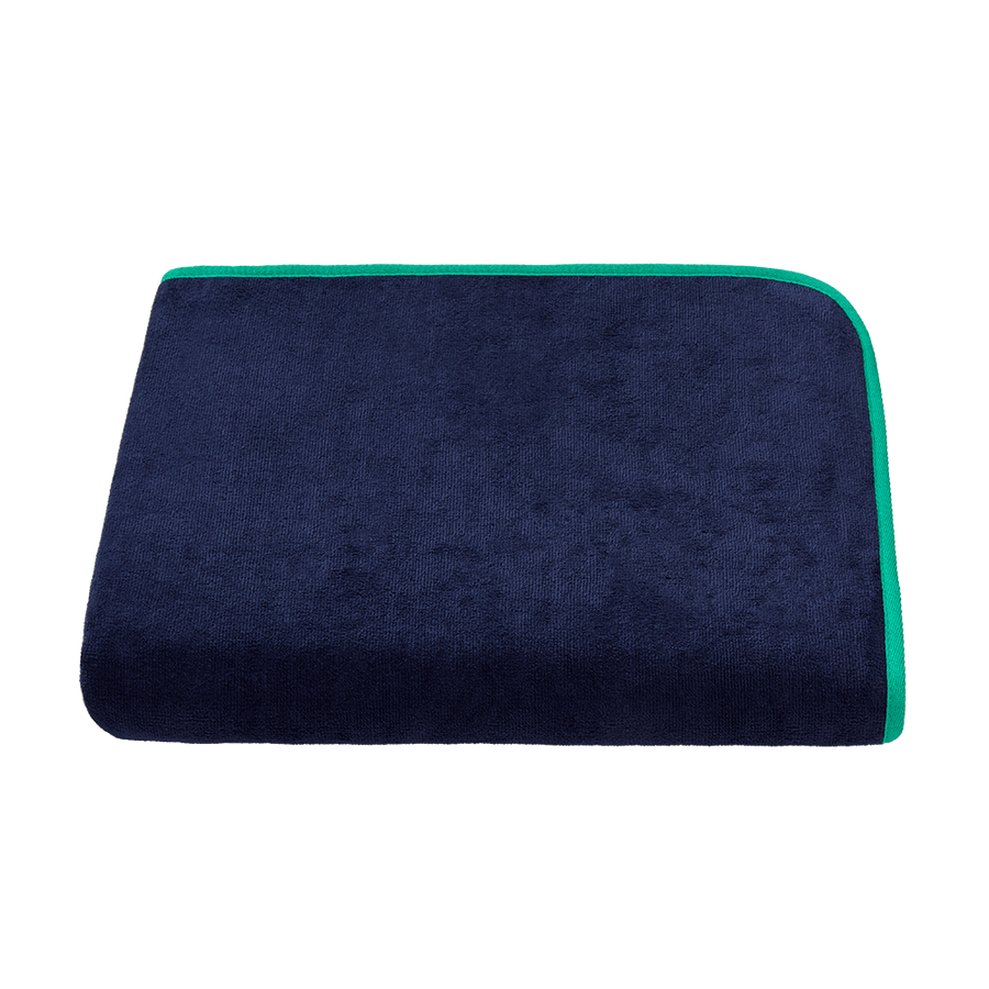 Sauna- und Strandtuch 80x220 cm aus Bio-Baumwolle in Navy mit Grün – ausgebreitet