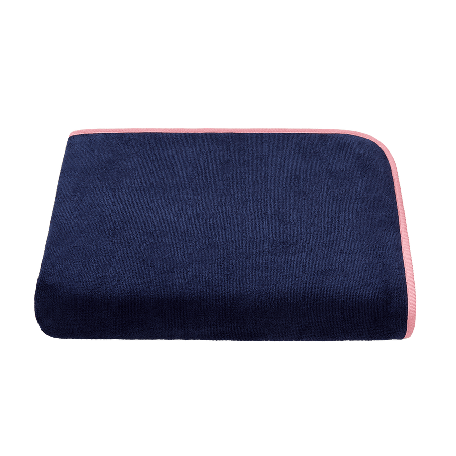 Sauna- und Strandtuch 80x220 cm aus Bio-Baumwolle in Navy mit Rosa – ausgebreitet
