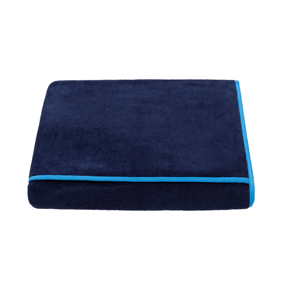 Liegentuch mit Kapuzenüberschlag aus Bio-Baumwolle in Navy mit Blau – ausgebreitet