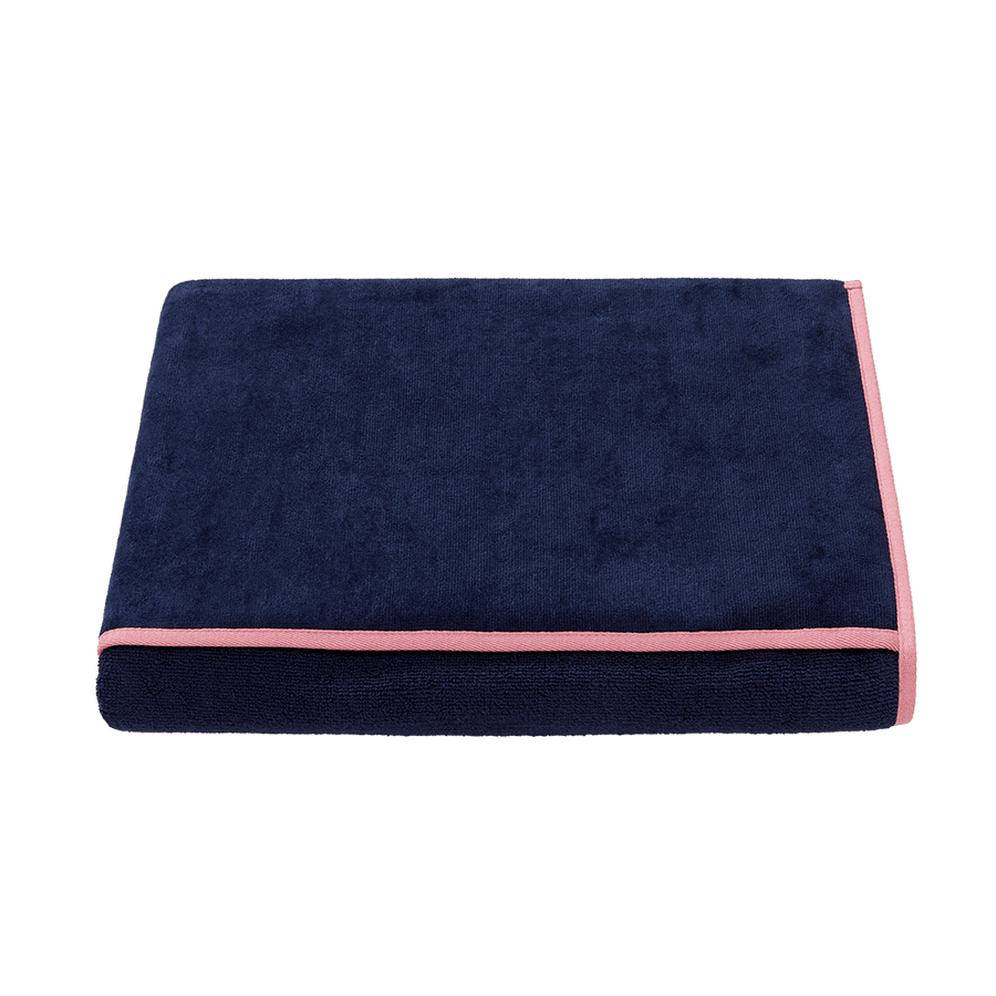 Liegentuch mit Kapuzenüberschlag aus Bio-Baumwolle in Navy mit Rosa – ausgebreitet